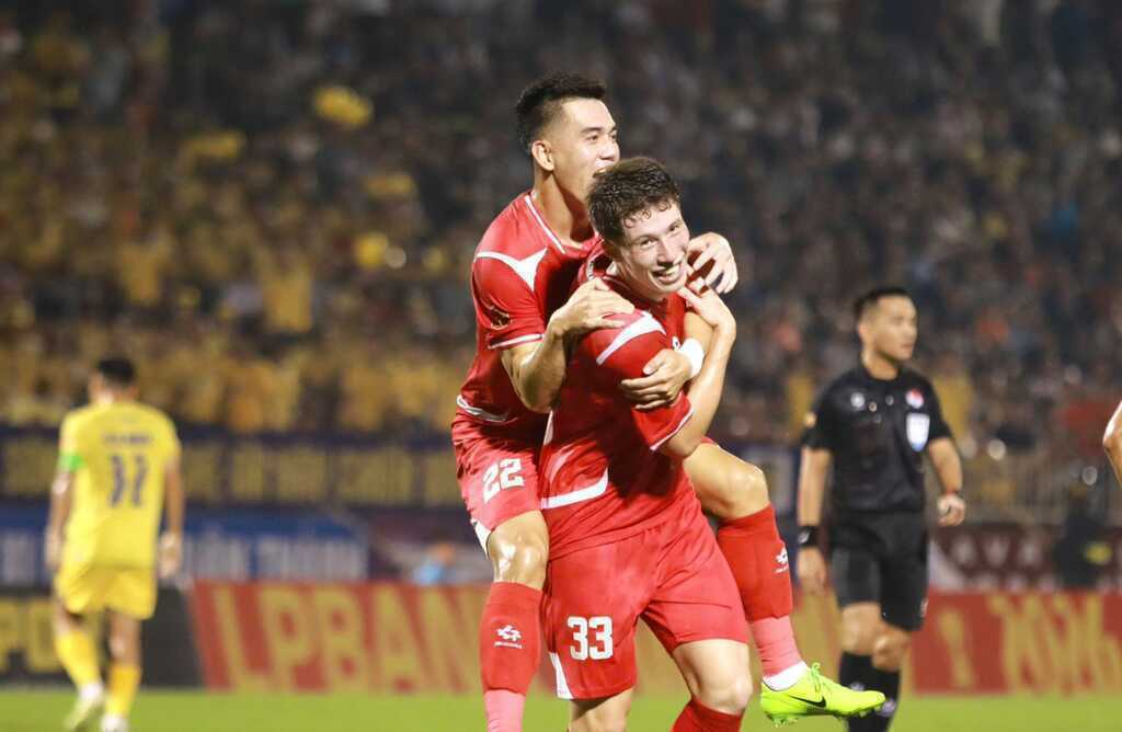 Nguồn lực Việt kiều gi&uacute;p V-League th&ecirc;m hấp dẫn. Ảnh: VPF