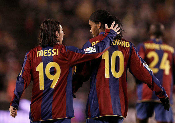 Messi s&aacute;t c&aacute;nh Ronaldinho trong thời kỳ Barcelona rực rỡ. Ảnh: Denis Doyle/Getty Images.