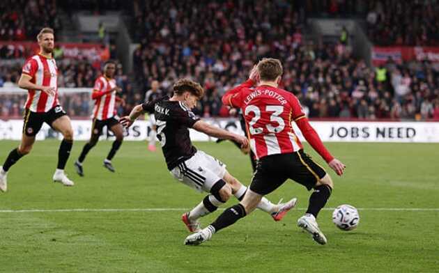 Liverpool ngược dòng hạ Brentford trong trận cầu hai thẻ đỏ