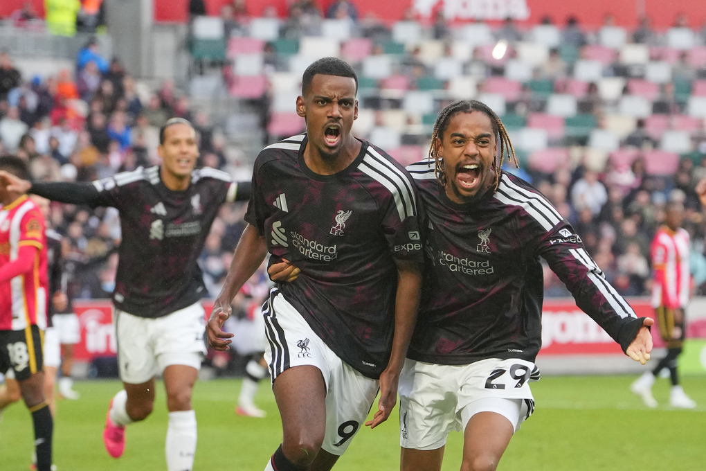 Liverpool thắng ngược Brentford khi hơn hai người