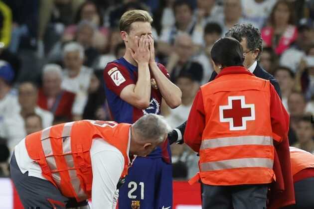 Những chấn thương khiến Frenkie de Jong đ&aacute;nh mất vị tr&iacute; tại Barcelona. Ảnh: EPA/JUANJO MARTIN
