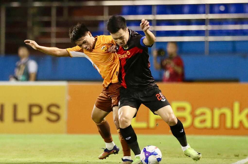 HAGL thua ngược trong trận cầu 7 bàn và 2 thẻ đỏ ở V-League