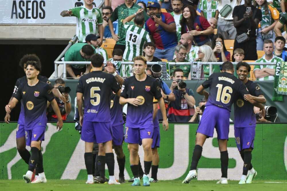 Hỏa lực hủy diệt đưa Barca bay cao trước El Clasico