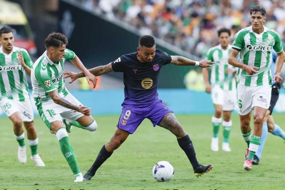  Gabriel Jesus th&iacute;ch nghi mau ch&oacute;ng với Barca. Ảnh: EPA.