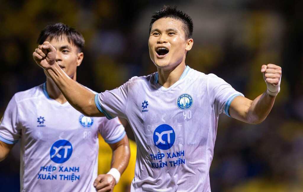 Vừa ghi bàn cho Nam Định, Tuấn Hải lập tức hướng về tuyển Việt Nam
