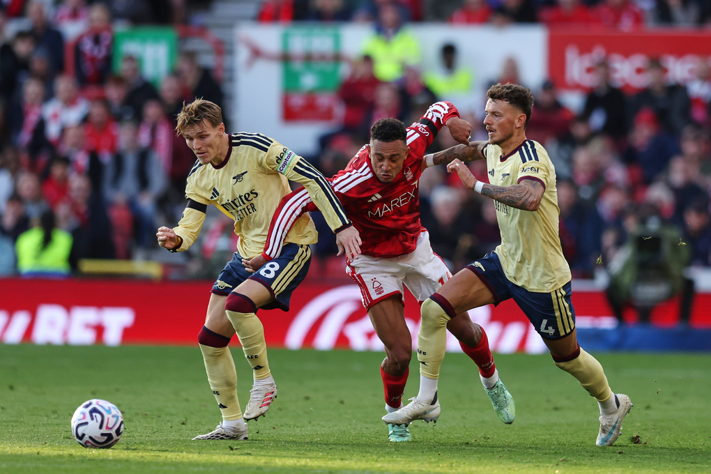 Arsenal thắng nhọc ở Ngoại hạng Anh