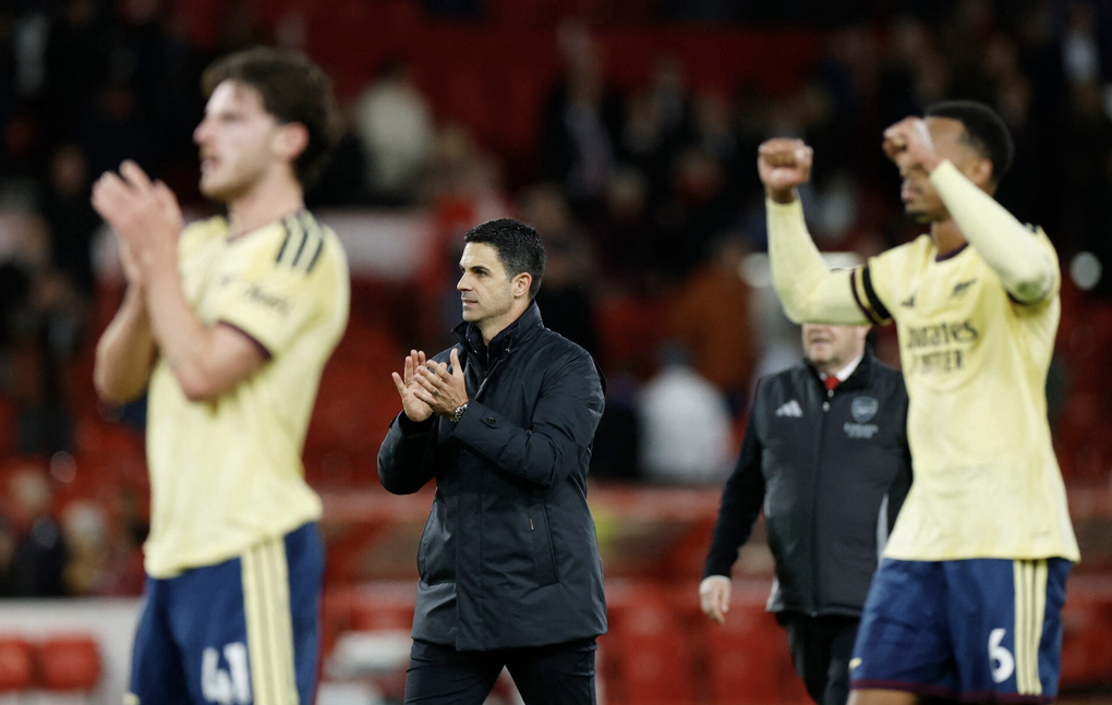 Arteta: `Forest dựng cả cây thông Noel trước khung thành`