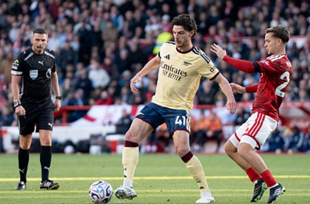 Tiền vệ trung t&acirc;m: Declan Rice (7.5 điểm) Rice ng&agrave;y c&agrave;ng ho&agrave;n thiện khả năng chuyền b&oacute;ng từ tuyến dưới, nhiều lần t&igrave;m thấy khoảng trống để kết nối với đội trưởng Odegaard. Anh đ&atilde; bỏ lỡ một cơ hội ghi b&agrave;n ở hiệp hai nhưng b&ugrave; lại bằng t&igrave;nh huống kiến tạo th&agrave;nh b&agrave;n v&agrave; những pha ph&ograve;ng ngự từ xa rất tốt.