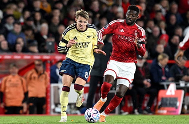 Tiền vệ tấn c&ocirc;ng: Martin Odegaard (7.0 điểm) Đội trưởng của Arsenal lu&ocirc;n bị c&aacute;c cầu thủ Forest v&acirc;y r&aacute;p v&agrave; pressing quyết liệt. Việc thiếu kh&ocirc;ng gian khiến Odegaard gặp kh&oacute; khăn trong việc kiến thiết lối chơi.