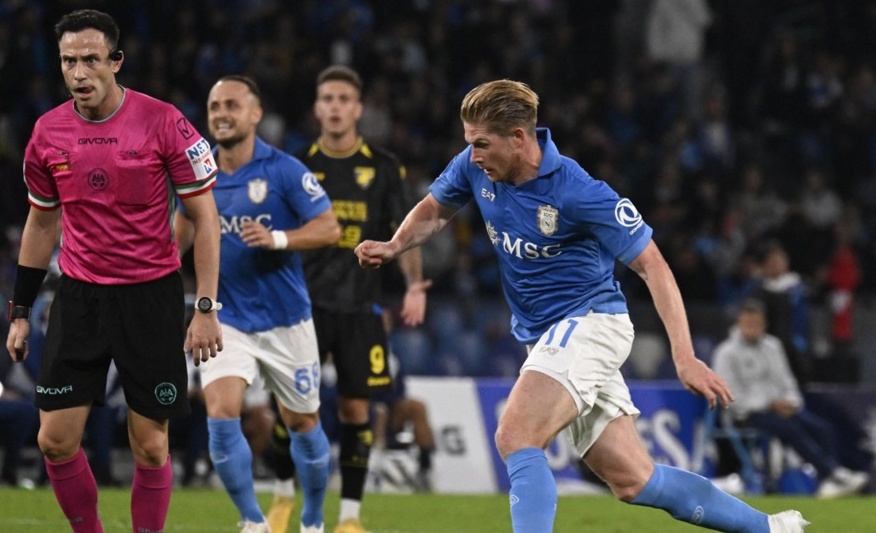 De Bruyne l&agrave; linh hồn tuyến giữa Napoli. Ảnh: EPA.