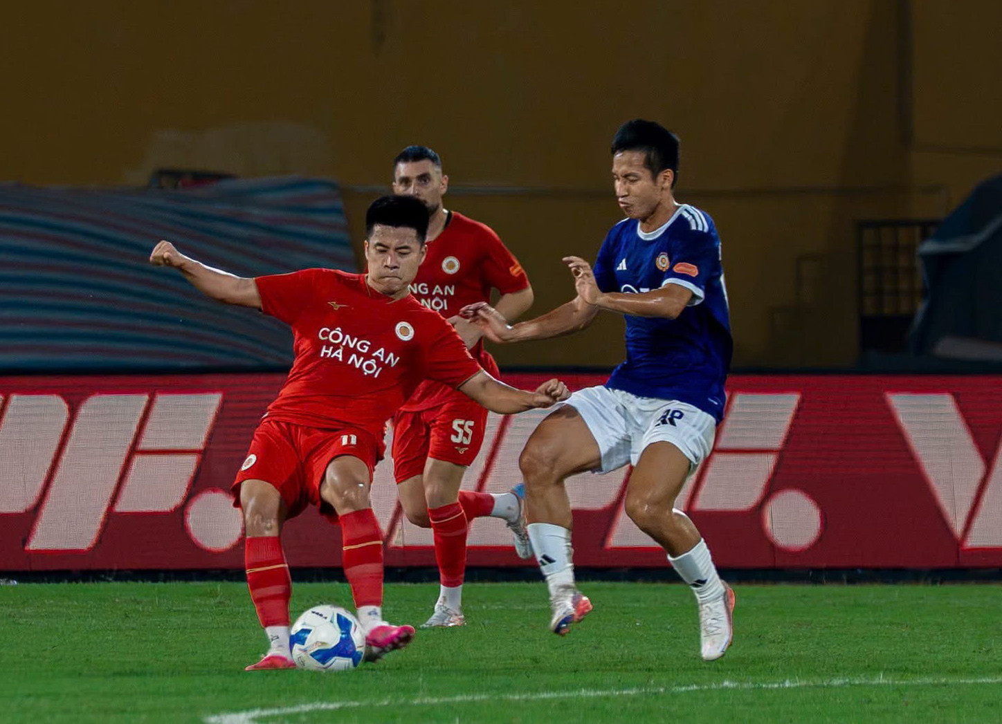 CAHN thua trận đầu tiên ở V-League: Dấu hiệu quá tải?