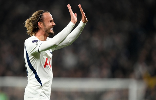 Maddison xin lỗi CĐV Coventry vì hôn logo Tottenham