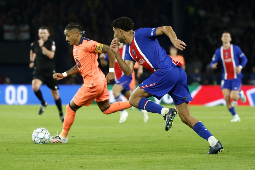 Sự hiện diện của Raphinha nơi trung t&acirc;m h&agrave;ng tiền đạo đ&atilde; gi&uacute;p Barca giải quyết gọn b&agrave;i to&aacute;n số 9. Ảnh: EPA.