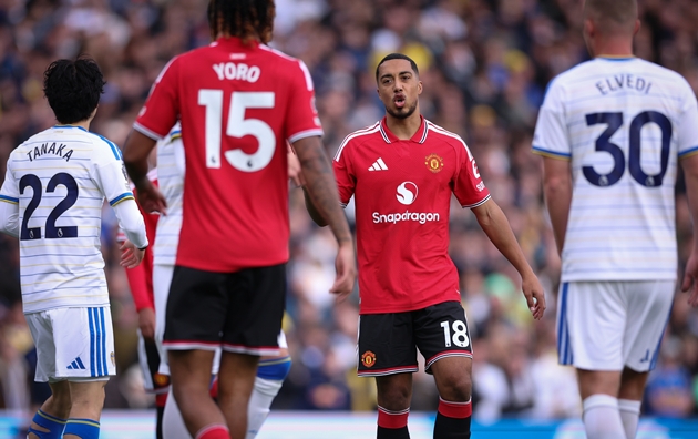Carragher khen ngợi vai trò mới của Tielemans tại MU