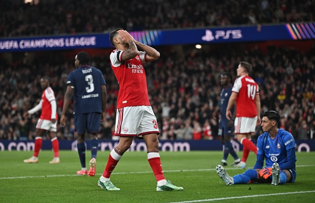 Arsenal gặp kh&oacute; với những h&agrave;ng ph&ograve;ng ngự l&ugrave;i s&acirc;u. Ảnh: EPA/DANIEL HAMBURY