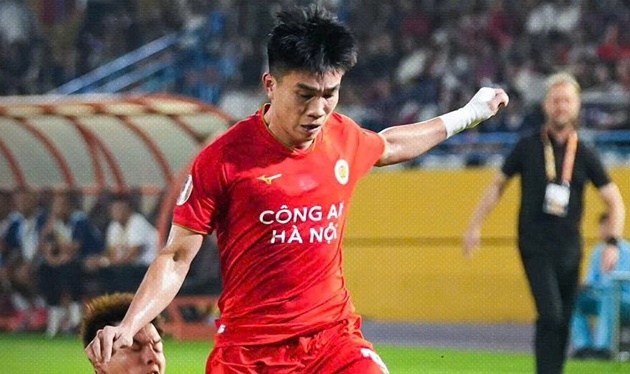 Đo&agrave;n qu&acirc;n &aacute;o đỏ nguy cơ bị Ninh B&igrave;nh nới rộng c&aacute;ch biệt. (Ảnh: CAHN FC)