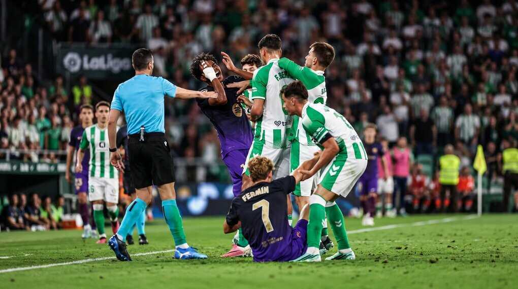 Cầu thủ Betis bị treo giò bốn trận vì húc đầu Yamal
