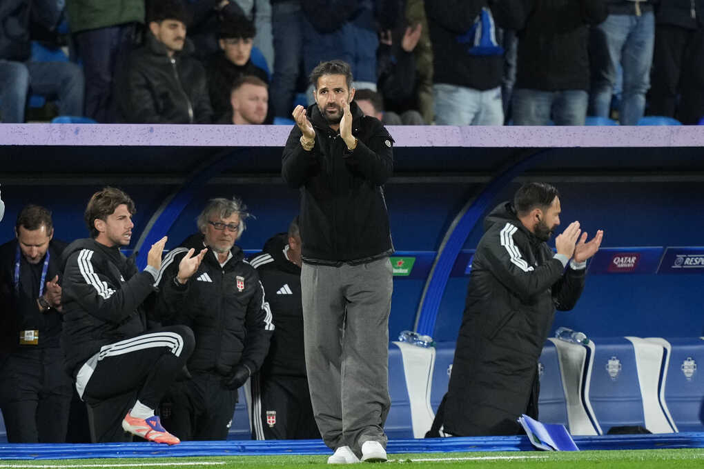 Fabregas vượt trội Carrick thế nào về chiến thuật