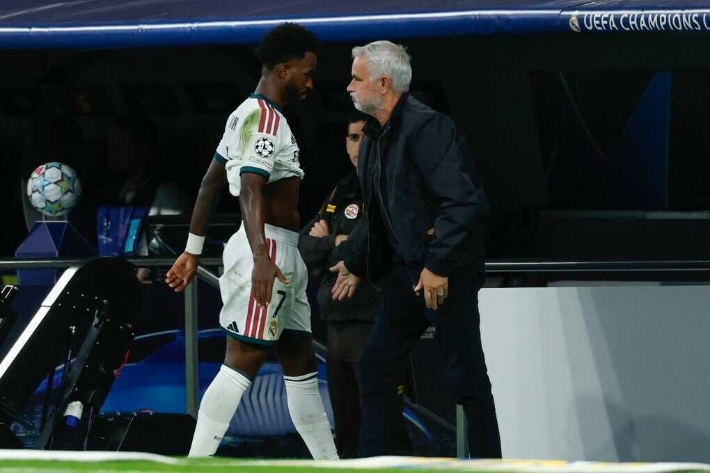 Mourinho: `Vinicius mới biết cậu ấy buồn hay không, nhưng tôi vui`