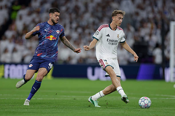 Dean Huijsen trở th&agrave;nh chốt chặn đ&aacute;ng tin cậy của h&agrave;ng thủ Real Madrid. Ảnh: Maria Gracia Jimenez/Getty Images