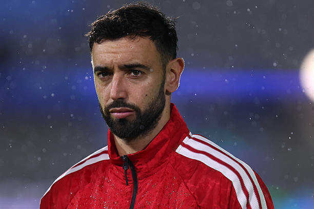 Bruno Fernandes m&acirc;u thuẫn với Michael Carrick. Ảnh: DeFodi Images/Getty Images