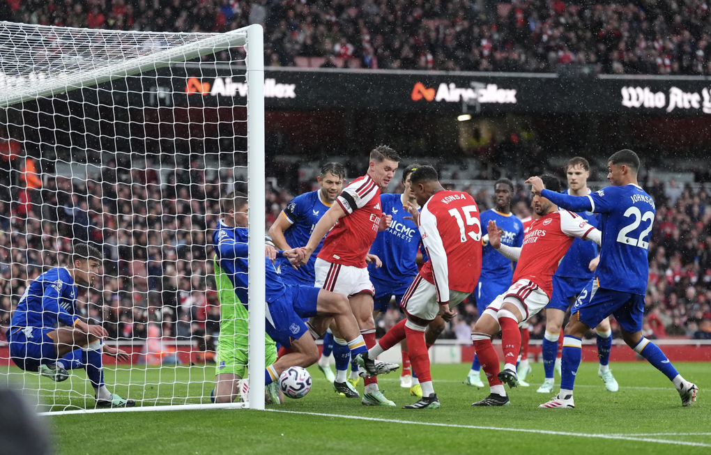Arsenal áp sát đỉnh bảng Ngoại hạng Anh