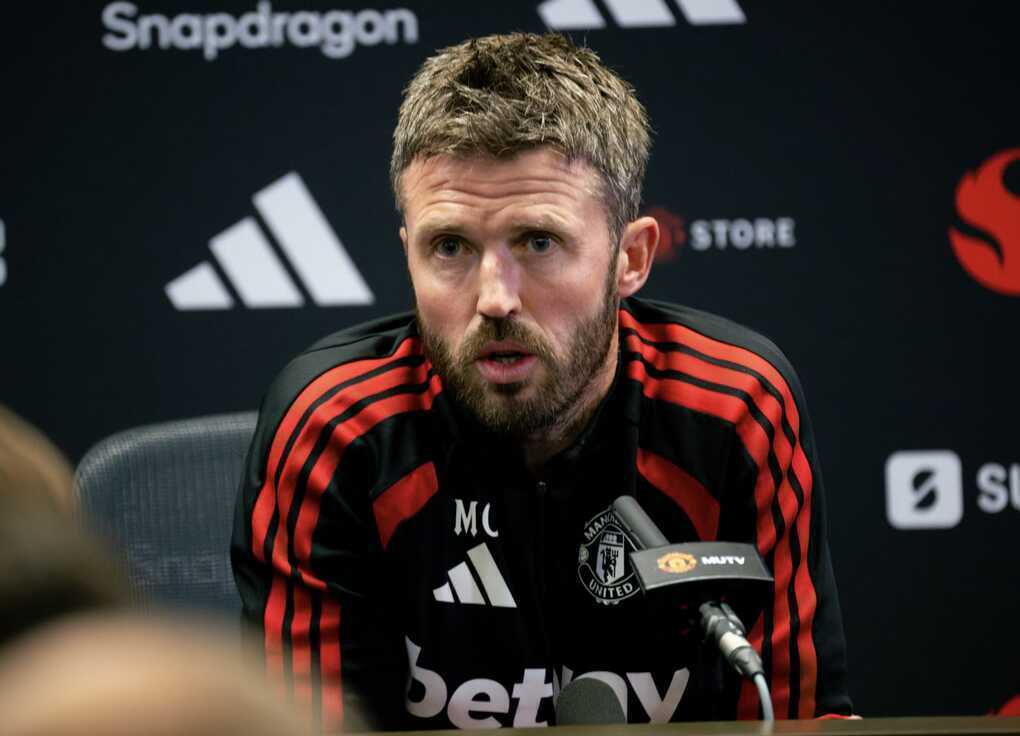 Carrick: `Tôi sẵn sàng ướt mưa để những người khác được khô ráo`