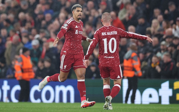 Giữ chân Araujo, Liverpool vẫn cần hậu vệ phải hiện đại