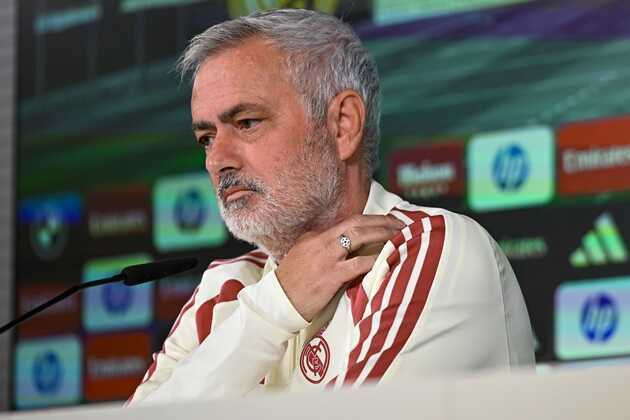 Mourinho thừa nhận Real Madrid chưa hoàn thiện bằng Barca