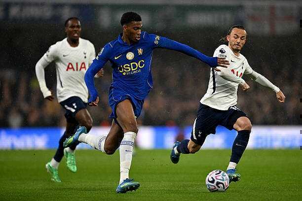 Josh Acheampong (5.9) - Đ&acirc;y l&agrave; lần thứ ba li&ecirc;n tiếp Acheampong đ&aacute; ch&iacute;nh ở giải đấu. Anh thực hiện một v&agrave;i pha đột ph&aacute; mạnh mẽ quen thuộc của m&igrave;nh với b&oacute;ng. Tuy nhi&ecirc;n, Spurs đ&atilde; g&acirc;y ra rất nhiều kh&oacute; khăn b&ecirc;n c&aacute;nh phải của Chelsea. Ảnh: Darren Walsh/Chelsea FC via Getty Images.