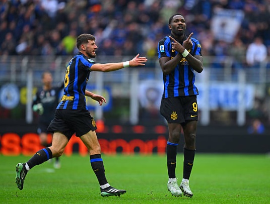 Ghi 2 bàn phút bù giờ, Inter trở lại đỉnh bảng Serie A