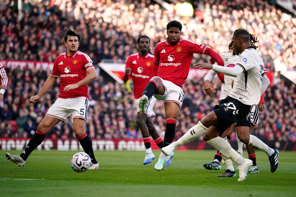 Man Utd thảm bại trong ngày Fernandes dự bị