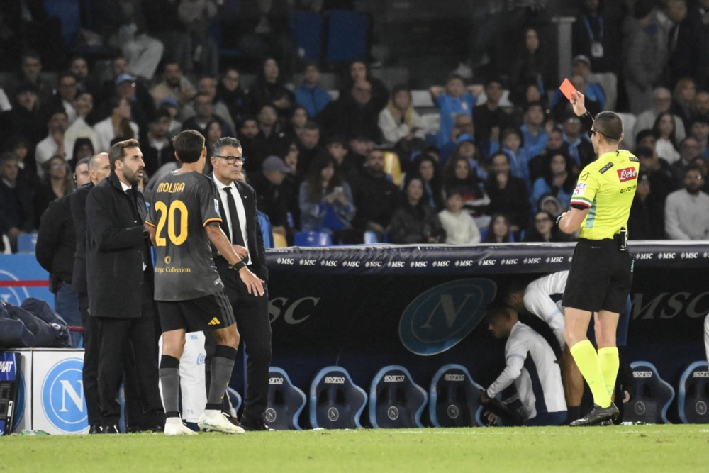 Allegri nhận thẻ đỏ v&igrave; lỗi phản ứng. Ảnh: EPA IMAGES. 