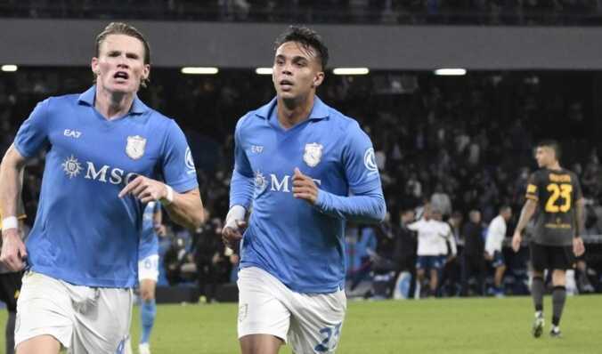 McTominay lập cú đúp, Napoli hòa nghẹt thở Roma