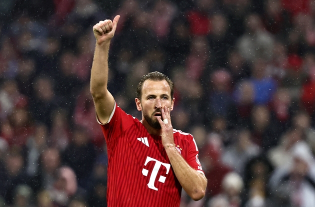 Harry Kane l&agrave; điểm tựa tr&ecirc;n h&agrave;ng c&ocirc;ng Bayern Munich. Ảnh: EPA/RONALD WITTEK
