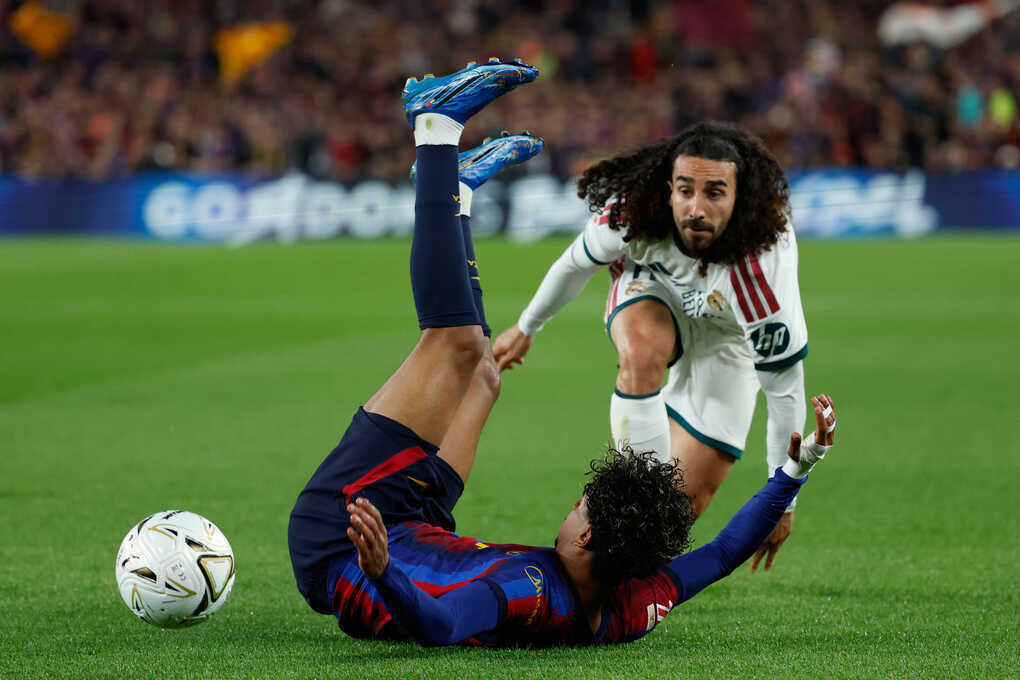 Báo Tây Ban Nha: `Cucurella không cho Yamal thở ở El Clasico`