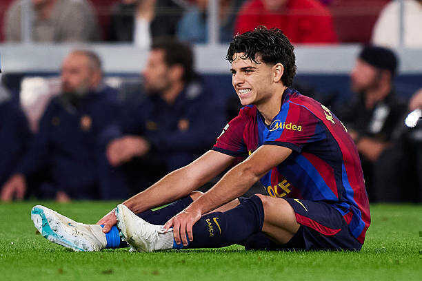 Xavi Espart: 6.1 điểm Đ&aacute; ch&iacute;nh ở c&aacute;nh phải, t&agrave;i năng trẻ La Masia thi đấu chững chạc v&agrave; điềm tĩnh kiềm tỏa ng&ograve;i nổ Yan Diomande. Đ&aacute;ng tiếc, pha va chạm nảy lửa với Tchouameni khiến anh d&iacute;nh chấn thương v&agrave; phải rời s&acirc;n sớm ngay trong hiệp một. Ảnh: Pablo Rodriguez/Getty Images