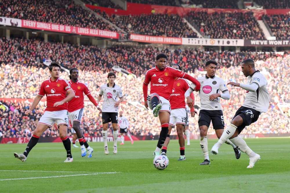 Harry Maguire &ndash; 5,7 điểm: Khiến kh&aacute;n đ&agrave;i b&ugrave;ng nổ chỉ bằng việc dẫn b&oacute;ng tiến l&ecirc;n ph&iacute;a trước. Điều đ&oacute; n&oacute;i l&ecirc;n tất cả về những g&igrave; người h&acirc;m mộ kỳ vọng ở MU l&uacute;c n&agrave;y. Ảnh: EPA.