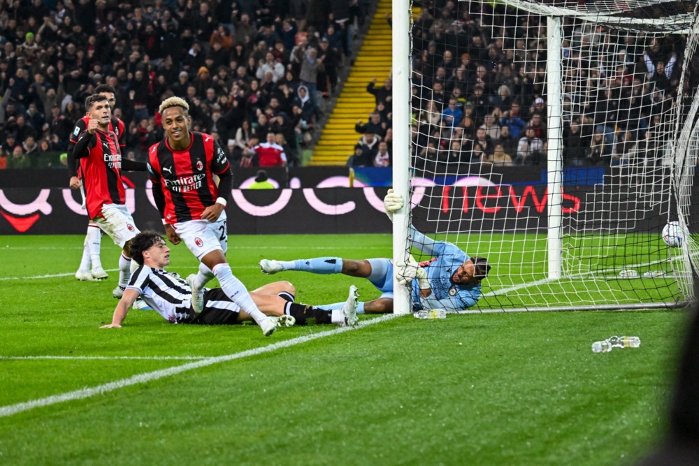 Hutchinson ghi b&agrave;n cho Milan. Ảnh: EPA.