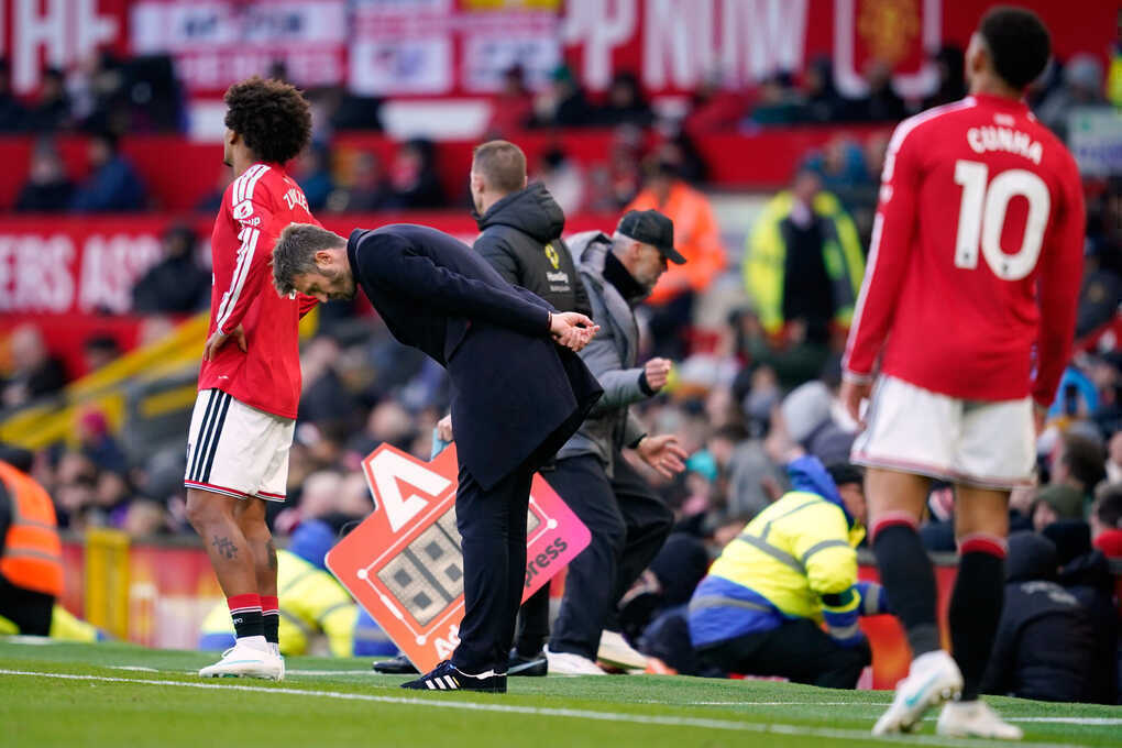 Neville: `Cầu thủ Man Utd quay lưng với Carrick`