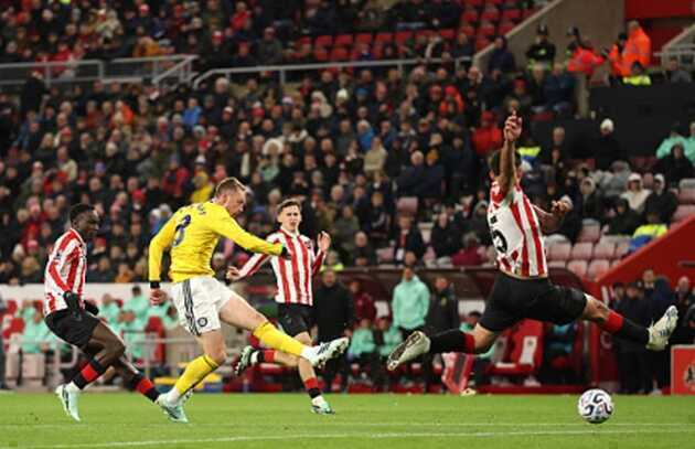 Trafford rực sáng, Leeds vất vả chia điểm Sunderland