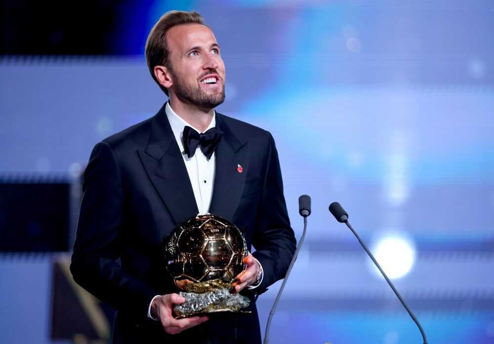 Kane đưa Quả b&oacute;ng v&agrave;ng trở lại Bayern Munich. Ảnh: EPA.