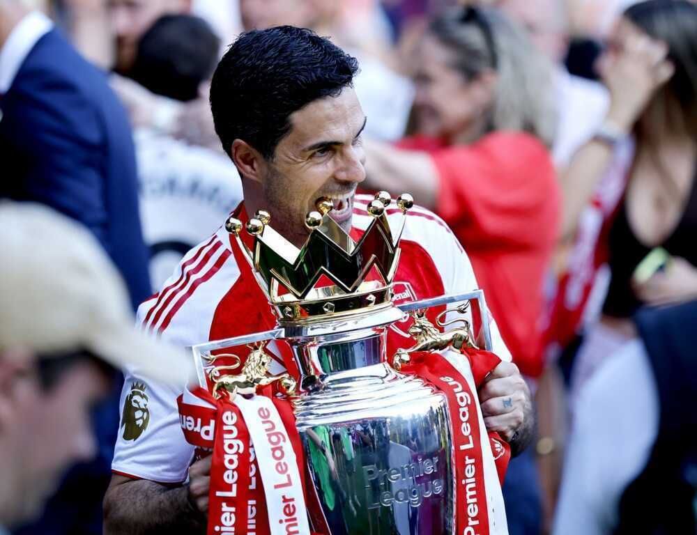 HLV Mikel Arteta gi&uacute;p Arsenal v&ocirc; địch Ngoại hạng Anh sau 22 năm chờ đợi. Ảnh: EPA/Tolga Akmen.