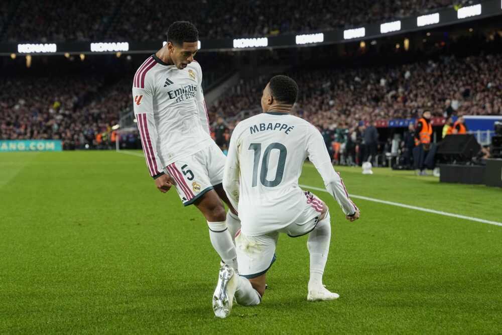 Miếng đ&aacute;nh bi&ecirc;n lợi hại gi&uacute;p Real hạ Barca. Ảnh: EPA.
