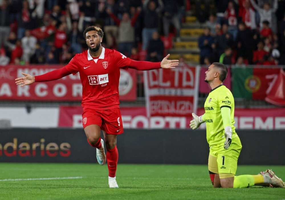 Gustavo Varela l&agrave; hiện tượng th&uacute; vị của Serie A m&ugrave;a n&agrave;y. Ảnh: EPA.