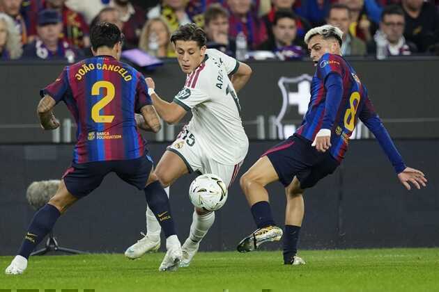 Nỗ lực của Real Madrid được đền đ&aacute;p xứng đ&aacute;ng. Ảnh: EPA/ENRIC FONTCUBERTA