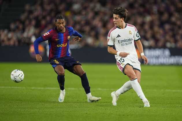 Arda Guler tỏa s&aacute;ng trong trận đấu với Barca. Ảnh: EPA/SIU WU