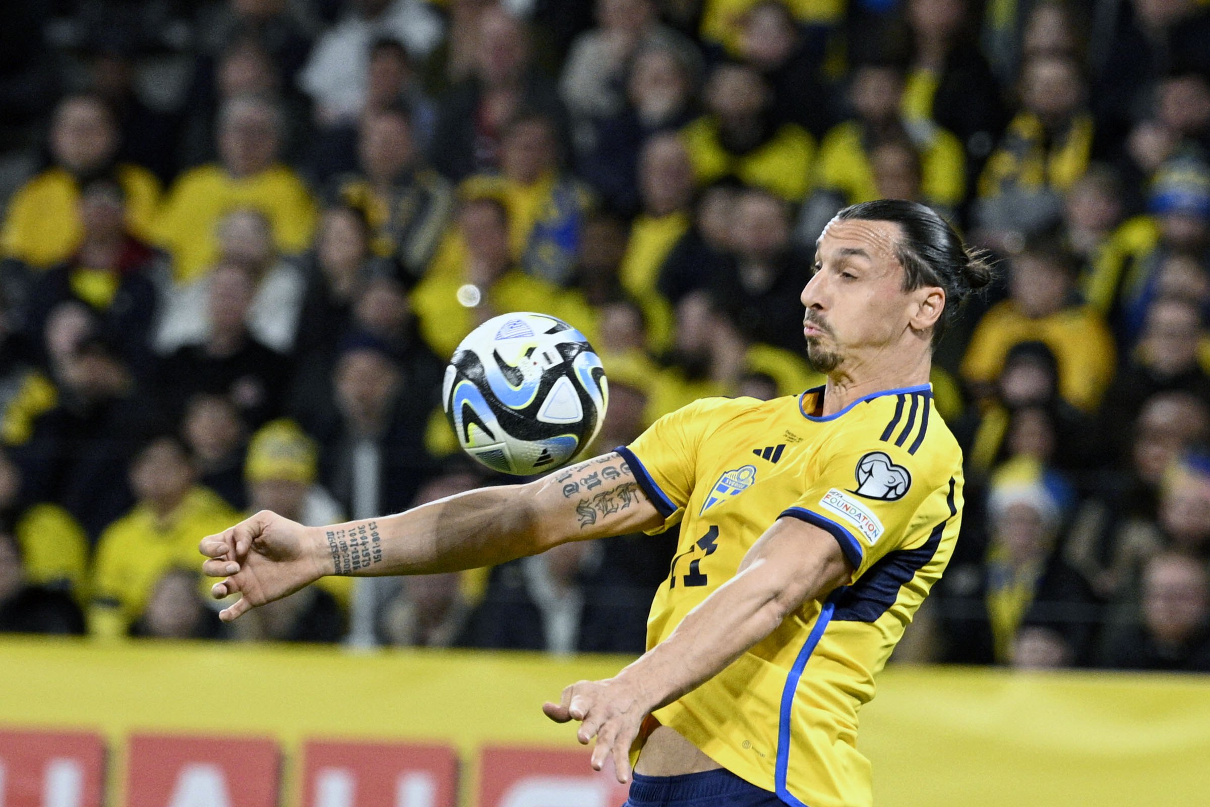 Tuổi t&aacute;c chưa bao giờ khiến Ibrahimovic nghi ngờ ch&iacute;nh m&igrave;nh. (Ảnh: EPA Images)