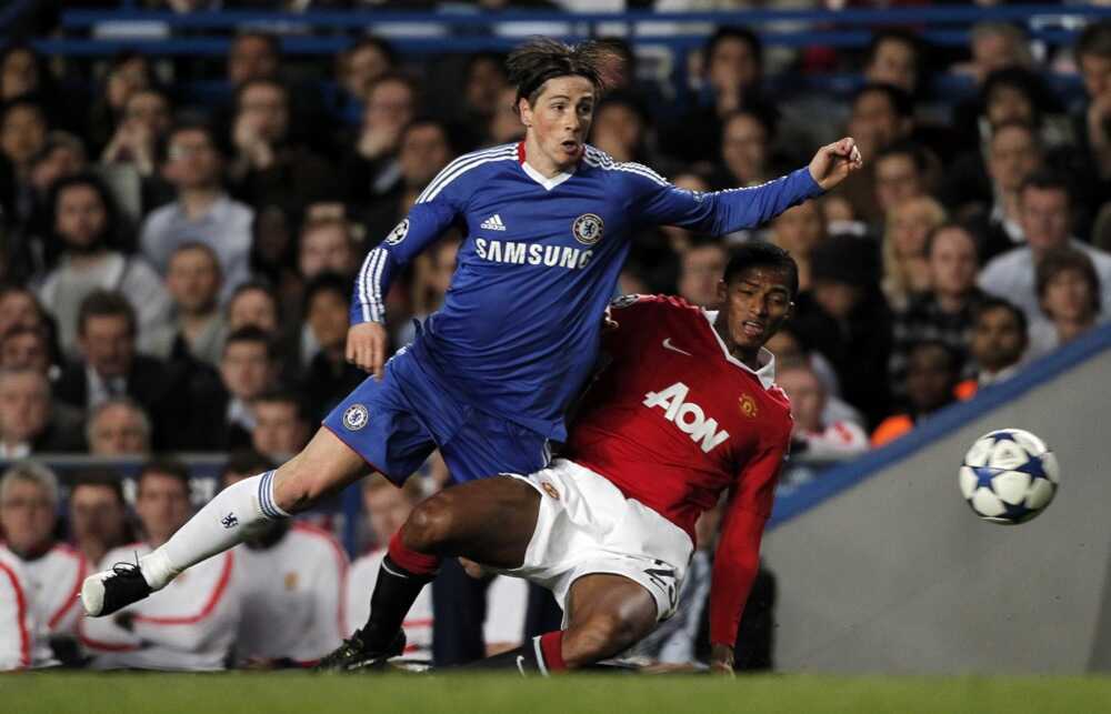 Torres đ&atilde; c&oacute; 1 pha bỏ lỡ đầy tiếc nuối trước Man Utd. Ảnh: EPA.