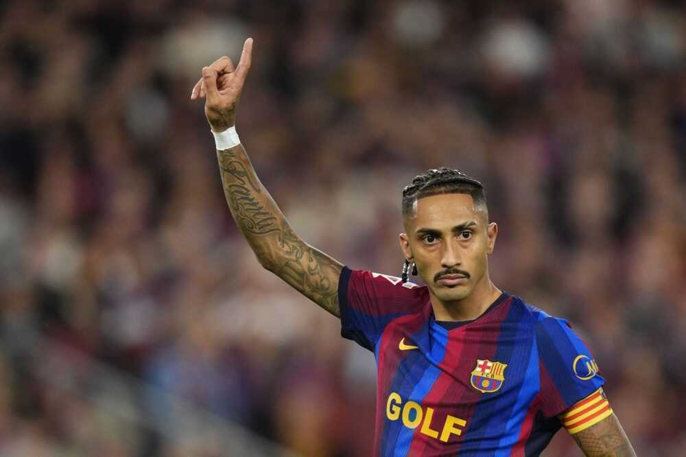 Raphinha l&agrave; đầu t&agrave;u tr&ecirc;n h&agrave;ng c&ocirc;ng Barca. Ảnh: EPA.